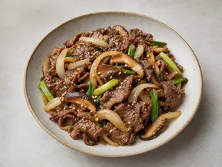 Bulgogi coreano de carne de res con cebolla, hongos shiitake, semillas de sésamo y cebollín