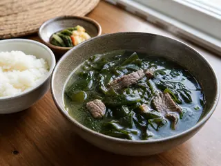 Tazón de sopa coreana de algas con carne tierna y miyeok sedoso