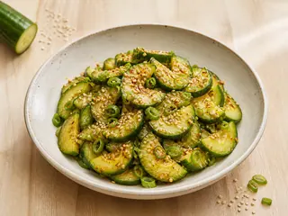 Ensalada coreana de pepino con cebollines, gochugaru y semillas de sésamo tostadas