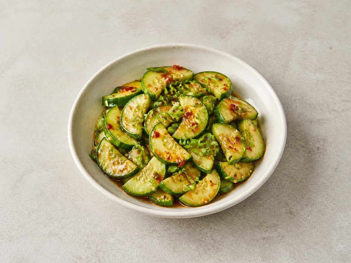 Ensalada coreana de pepino y sésamo con cebollín, chile coreano en hojuelas y semillas de sésamo tostadas