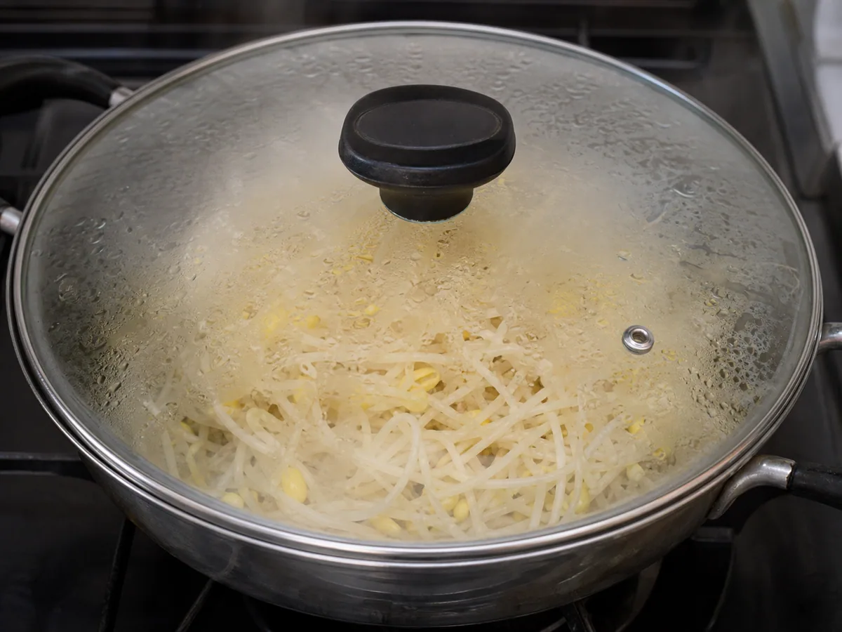 Cocina los brotes con la olla tapada durante la preparación
