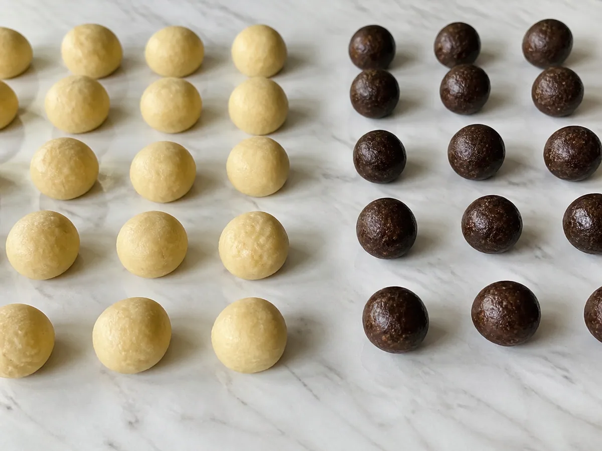 Bolitas de relleno de dátil y porciones de masa de maamoul listas para dar forma