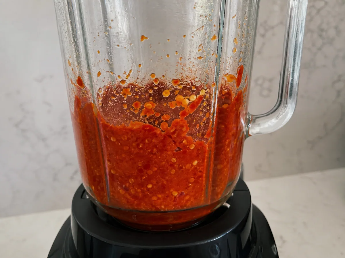 Pasta roja de sambal licuada en una licuadora de encimera