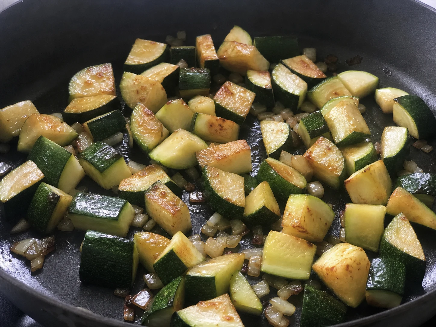 Pedaços de abobrinha levemente dourados com cebola e poblano antes da adição de milho, tomates e feijão-pinto
