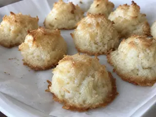 Cocadas mexicanas doradas de coco acomodadas en un plato de cerámica