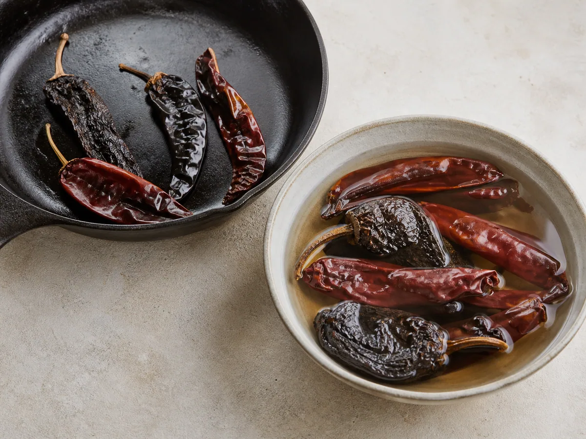 Chiles guajillo y ancho suavizados y escurridos después de remojarlos para las enchiladas mexicanas de champiñones