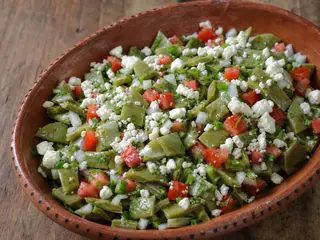 Ensalada mexicana de nopales con tomate, cebolla, cilantro, serrano y queso fresco desmoronado