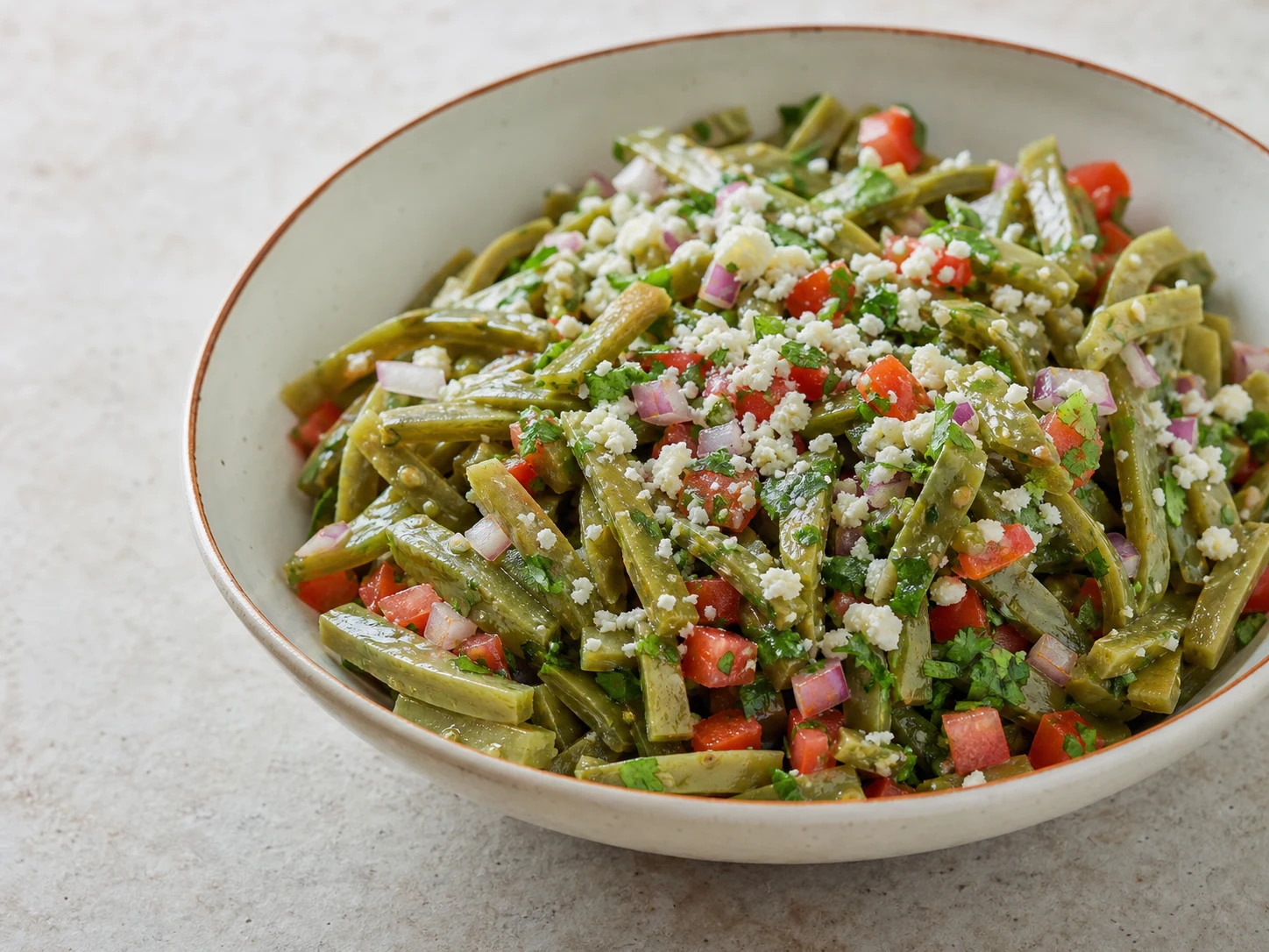 Salada de nopales misturada com legumes, molho de limão e grumos distintos de queijo fresco