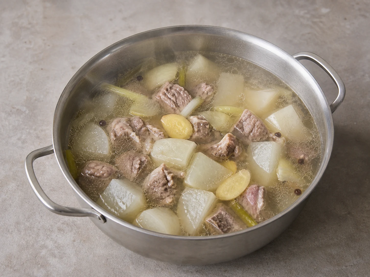 Cordeiro totalmente cozido e daikon translúcido fervendo em caldo claro