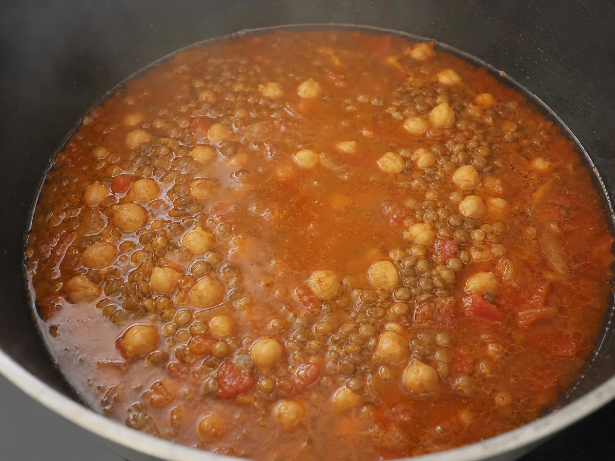Cuece las lentejas y los garbanzos durante la preparación