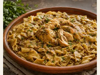 Fuente de rfissa marroquí con pollo cocido, lentejas, caldo de cebolla y panes trid desgarrados