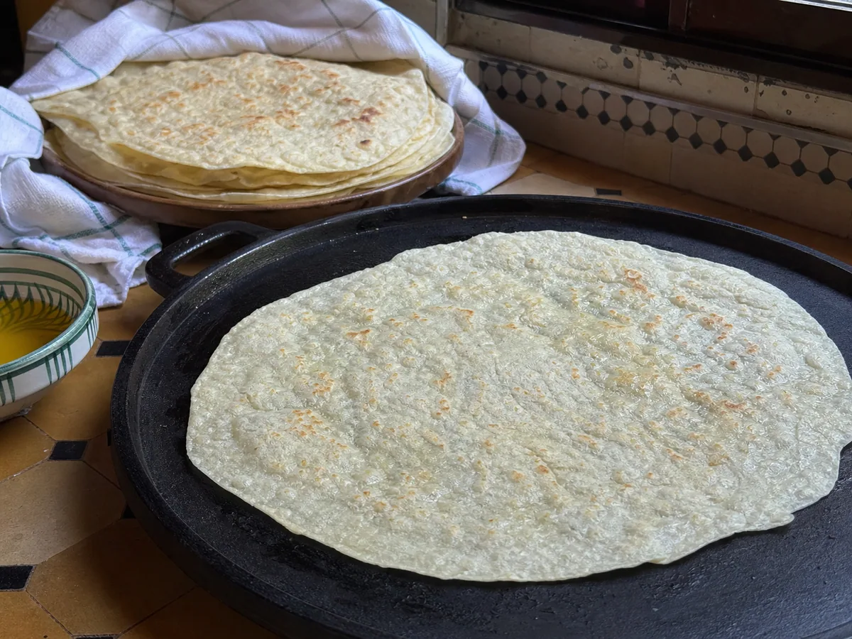 Pão trid fino depois da primeira virada, com pintas douradas claras voltadas para cima