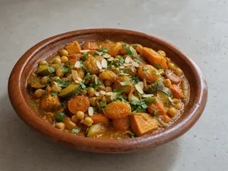 Tajín marroquí de verduras con garbanzos, albaricoques, cilantro y almendras