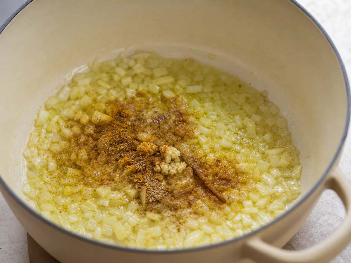 Cebolla ablandada con ajo y especias marroquíes fragantes, despertadas en una olla pesada