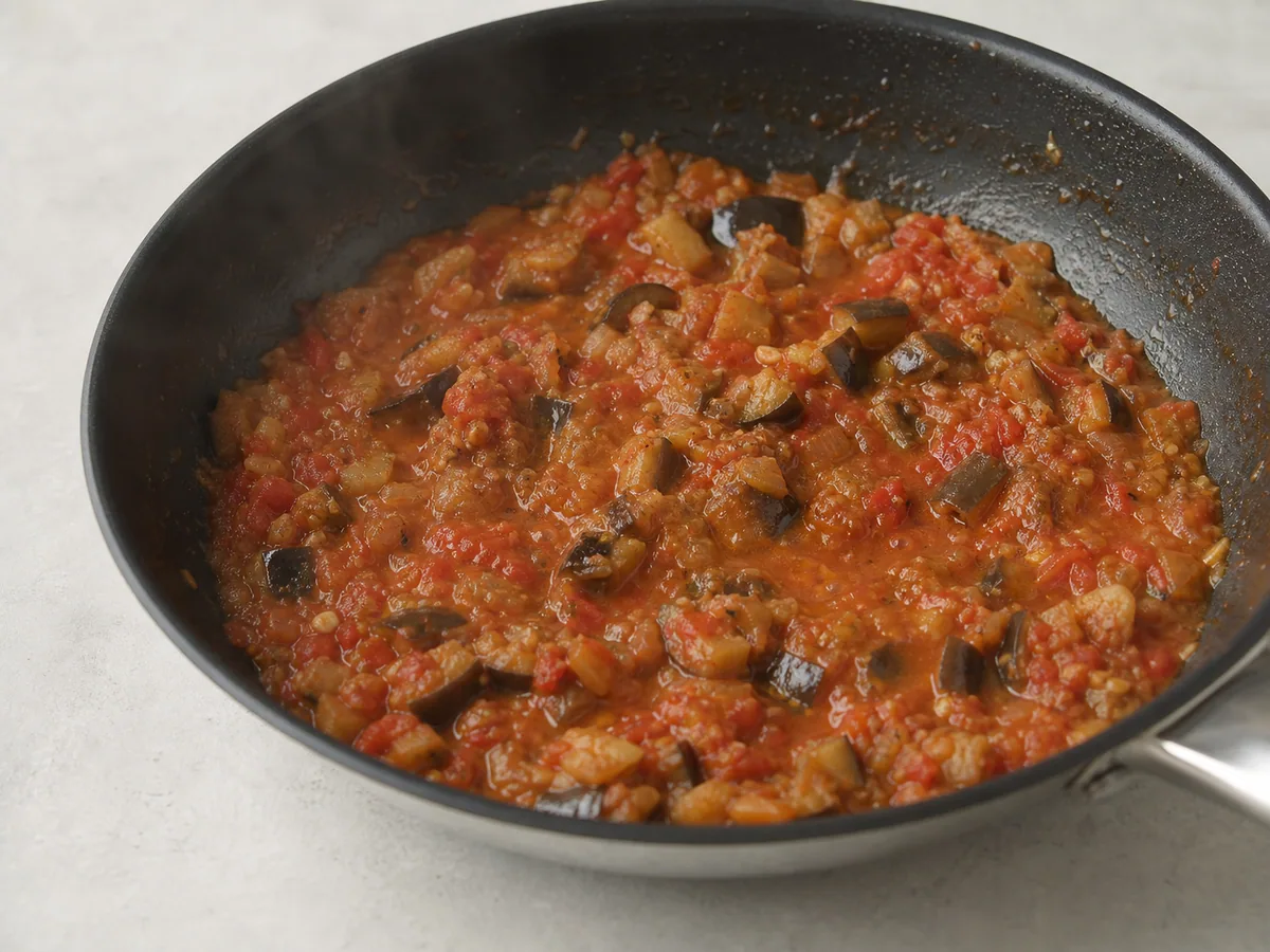 Mezcla de berenjena y tomate en trozos antes de aplastar el zaalouk marroquí