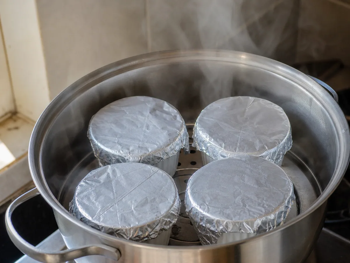 Bolinhos de moi moi firmes nos ramequins depois de cozinhar no vapor