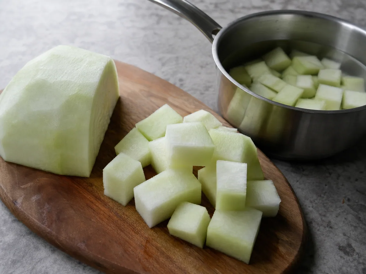 Melón de invierno pelado, sin semillas y cortado en cubos parejos de 2 cm