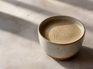 Latte caliente de hojicha y avena con una capa tersa de espuma