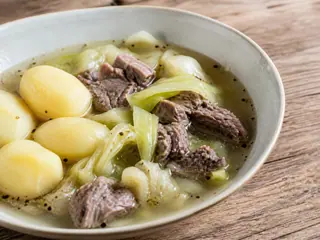 Fårikål norueguês com cordeiro macio, repolho, grãos de pimenta e batatas cozidas