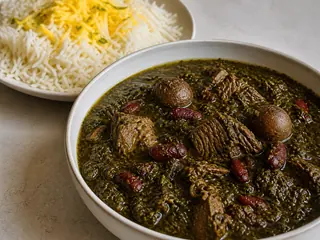 Tazón de ghormeh sabzi persa con carne, frijoles rojos, hierbas, limón seco y arroz basmati