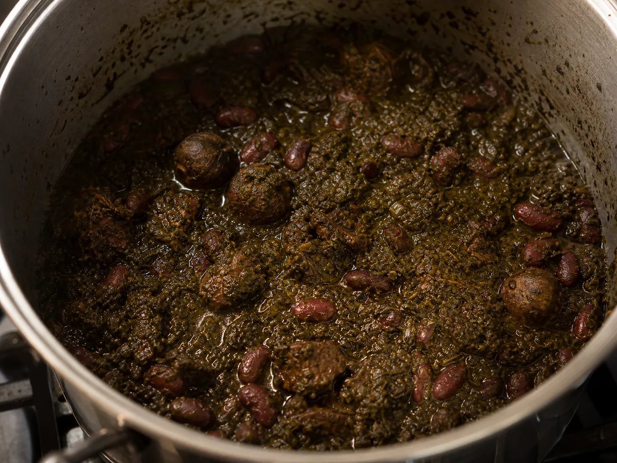 Ghormeh sabzi pronto na panela, com carne bem cozida, feijão-vermelho e limões secos