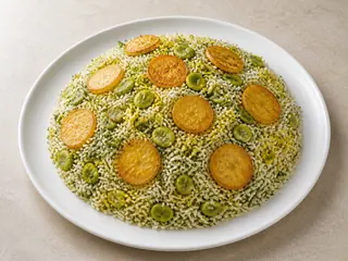 Fuente de arroz persa con eneldo y habas y tahdig dorado de papa