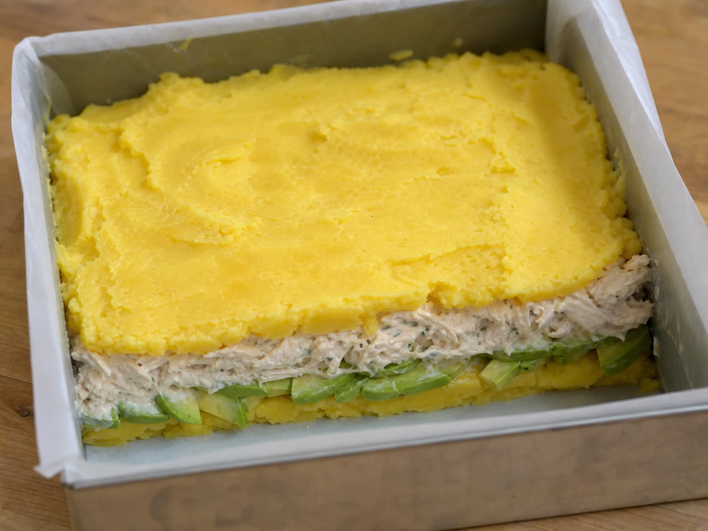 Causa peruana de pollo en armado, con papa, aguacate y relleno de pollo cocido