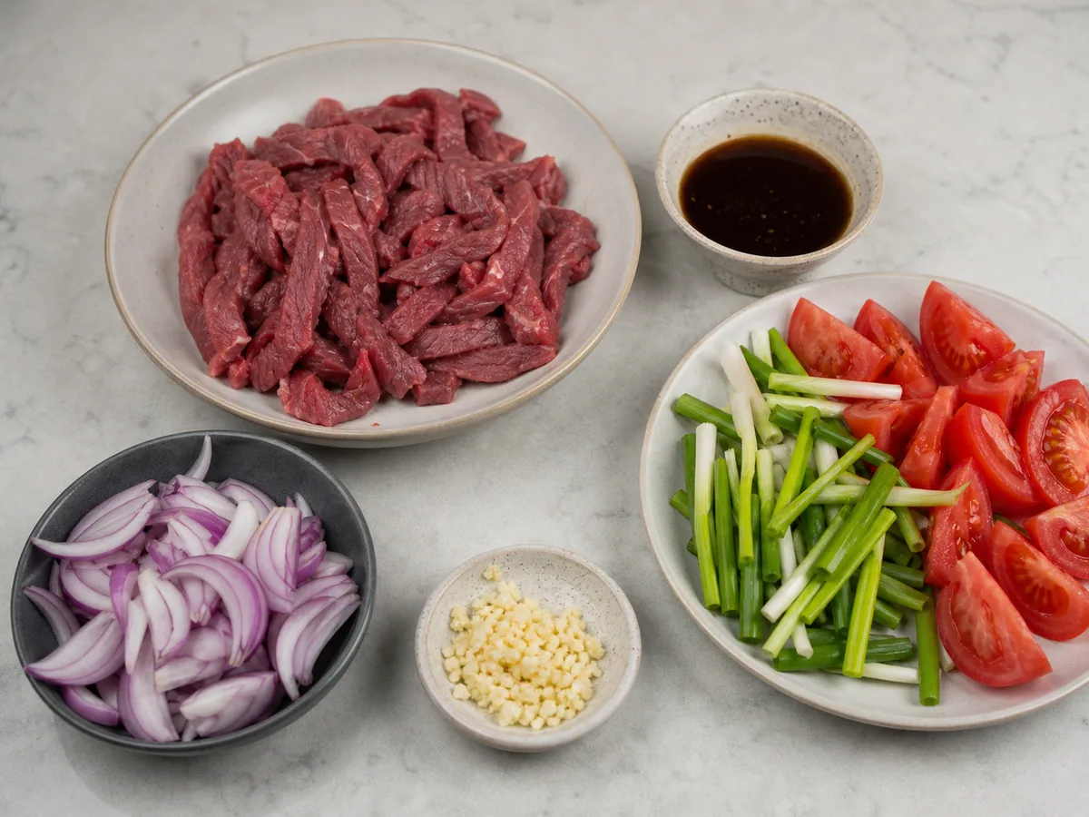 Cebola-roxa, tomate, ají amarillo, alho, coentro e molho misturado, prontos para o salteado