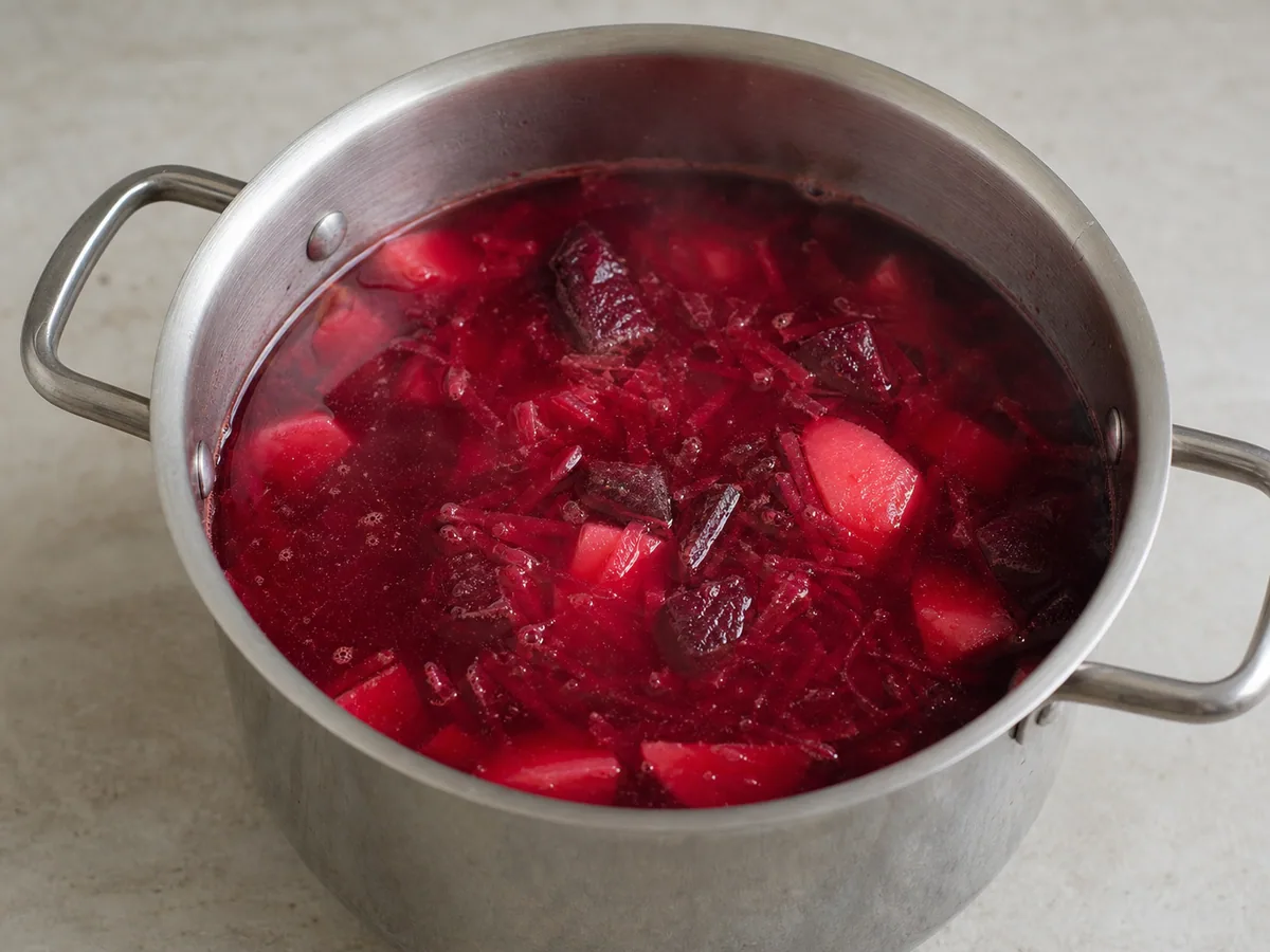 Sopa de remolacha y papa tiernas al terminar la cocción para borscht polaco