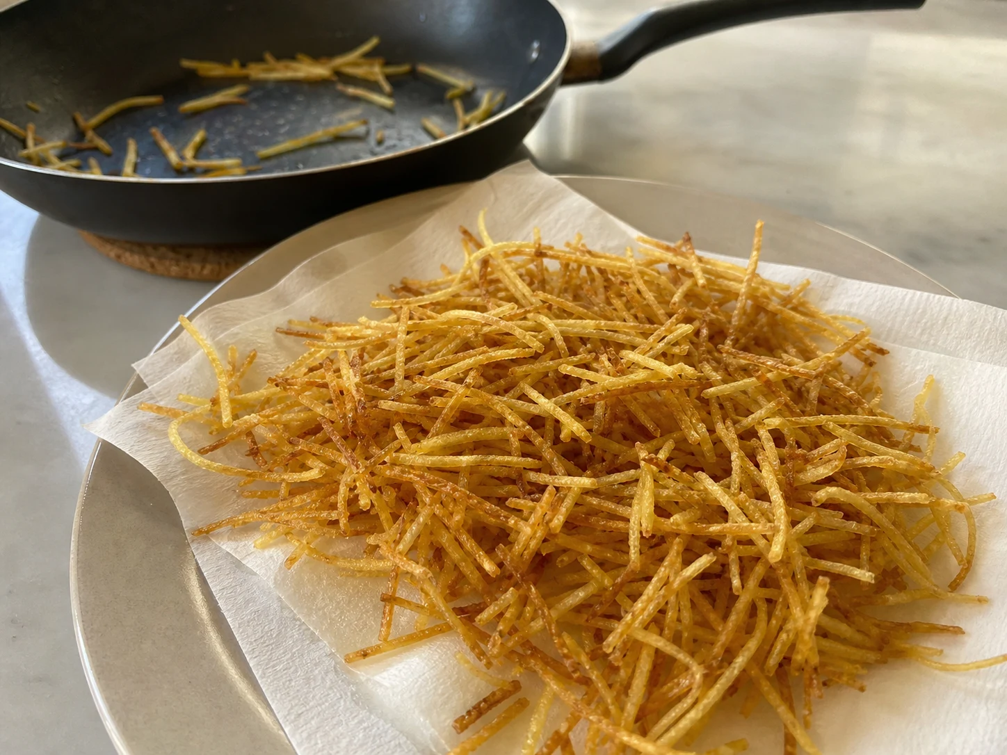 Palitos dourados e crocantes de batata firme prontos para o Bacalhau à Brás