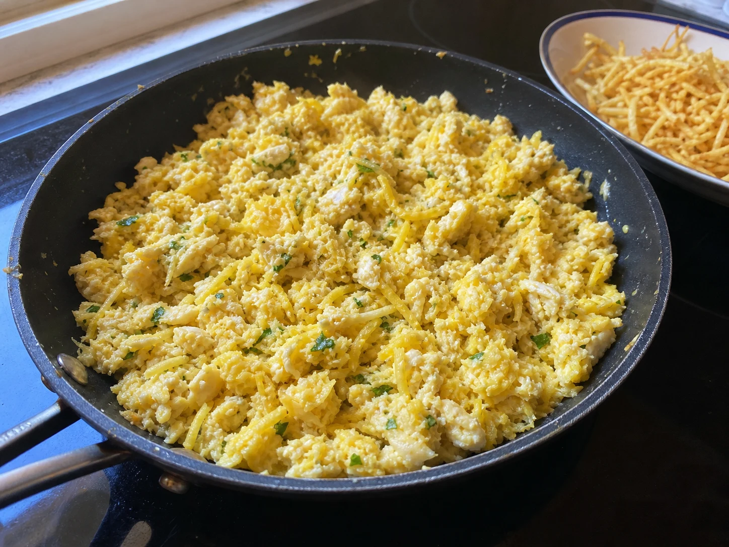 Ovos bem cozidos unindo o Bacalhau à Brás em uma frigideira