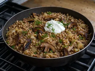 Tigela de kasha russa de trigo-sarraceno com cogumelos dourados, cebolas, endro e creme azedo