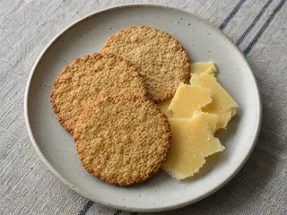 Galletas de avena escocesas dispuestas con lascas de cheddar curado