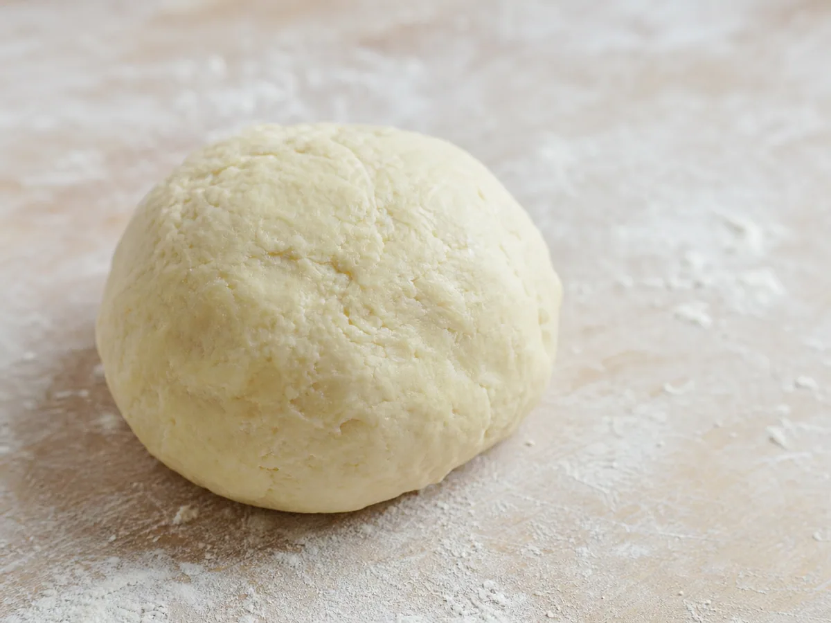 Masa suave de papa recién mezclada en un tazón, sin harina seca restante