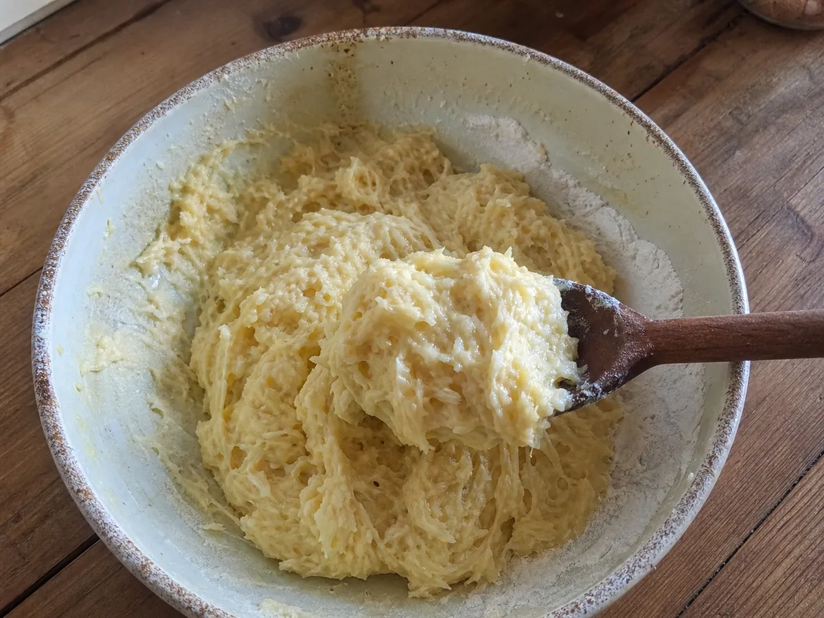 Masa espesa de papa rallada lista para formar halusky eslovacos