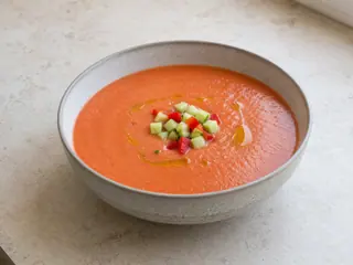 Tigela de gazpacho espanhol suave com acabamento brilhante de azeite