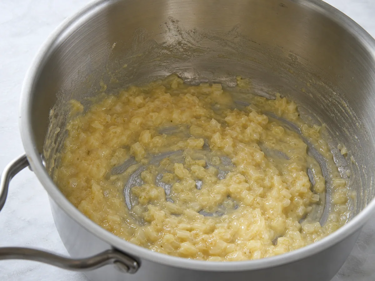 Roux sabroso liso con cebolla transparente y trocitos de jamón serrano antes de añadir la leche