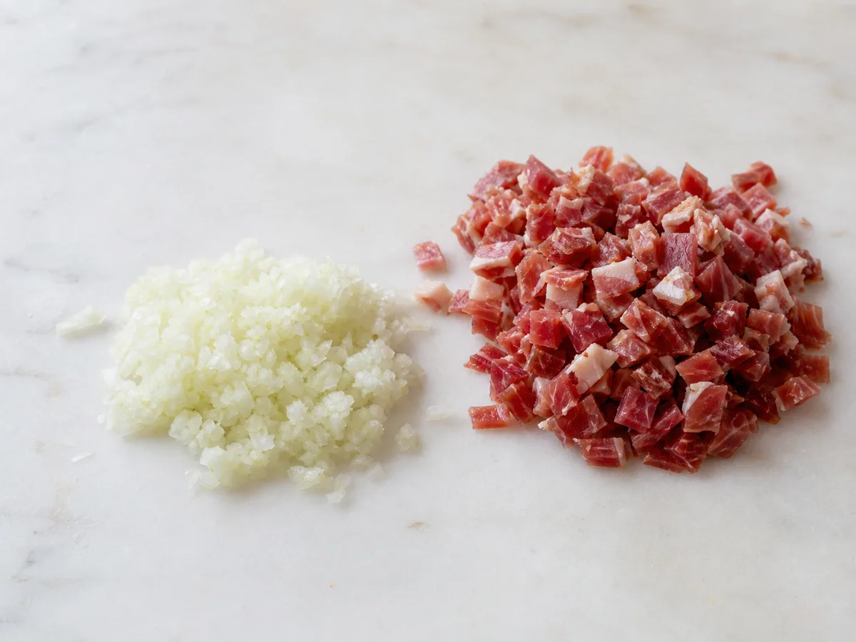 Cebolla amarilla muy picada y jamón serrano en trozos pequeños junto a leche entera humeante