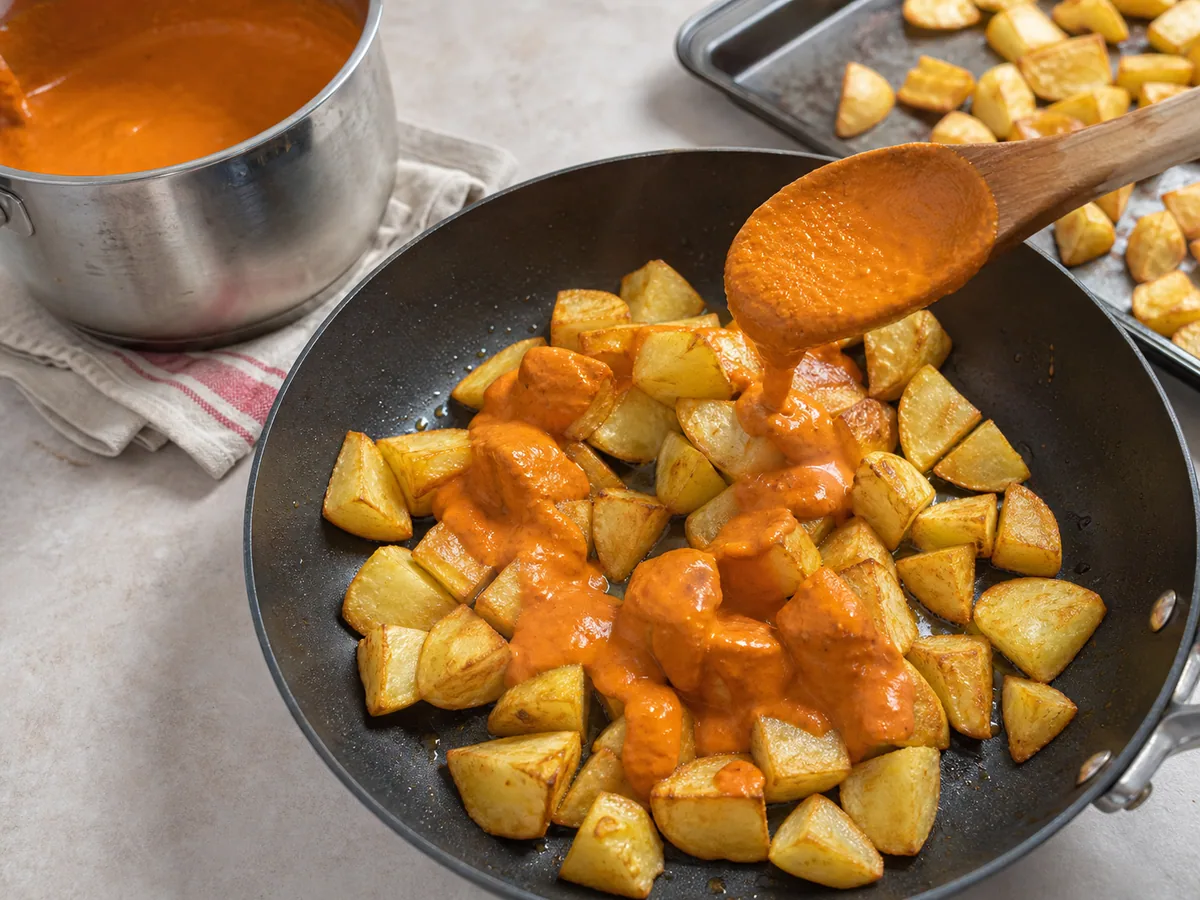 Cubre con salsa y sirve de inmediato durante la preparación