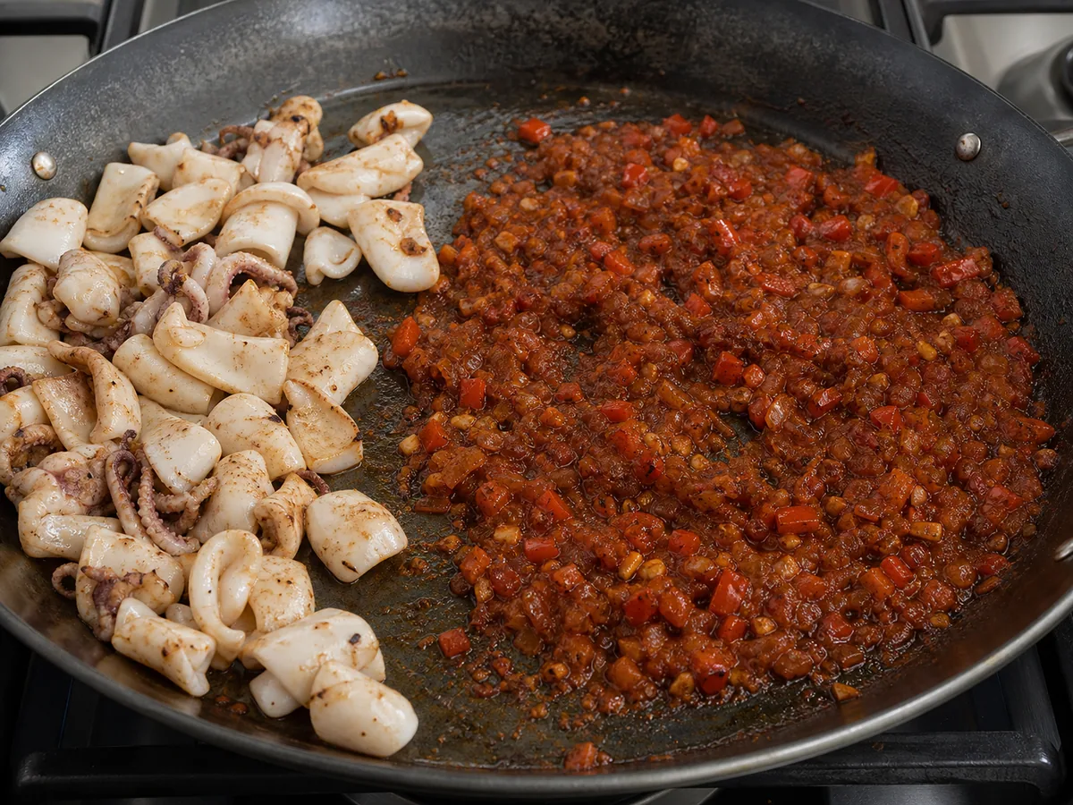Sella los calamares y prepara el sofrito durante la preparación
