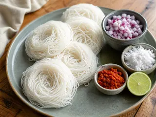 Nidos de idiyappam de Sri Lanka servidos con sambol rojo de coco