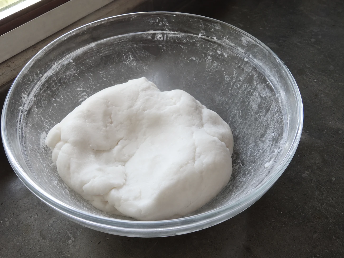 Massa macia e morna de farinha de arroz pronta para a prensa de idiyappam