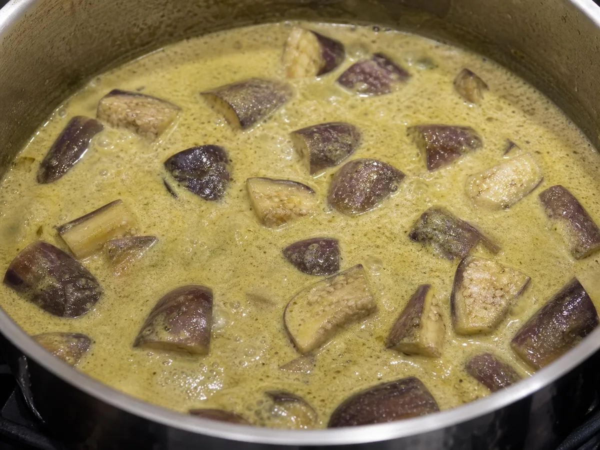 Cozinhando a berinjela no curry durante o preparo