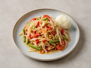 Salada tailandesa de mamão verde com tomates, feijão-de-corda, amendoim e molho de limão