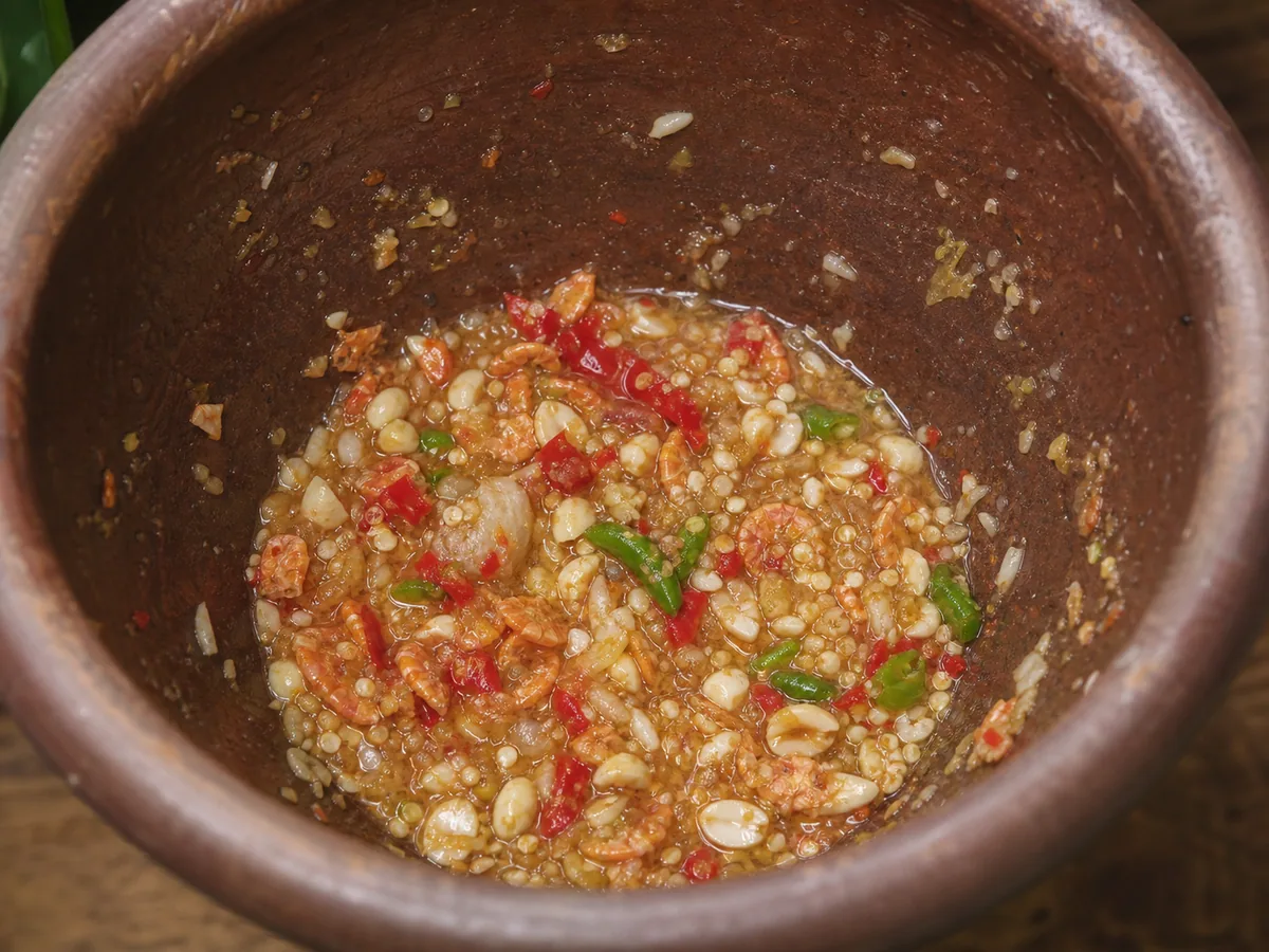 Machaca los aromáticos y prepara el aderezo durante la preparación