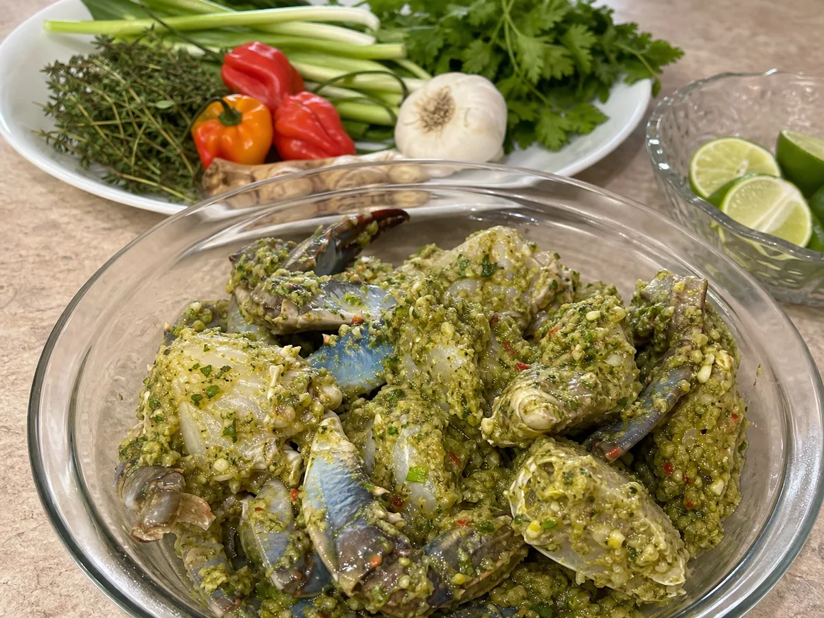 Prepare the seasoning and crab during preparation