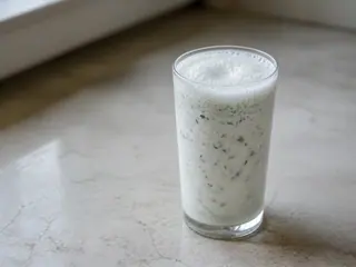 Vaso alto de ayran turco espumoso