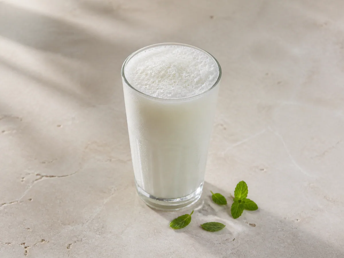 Vaso alto de ayran turco espumoso