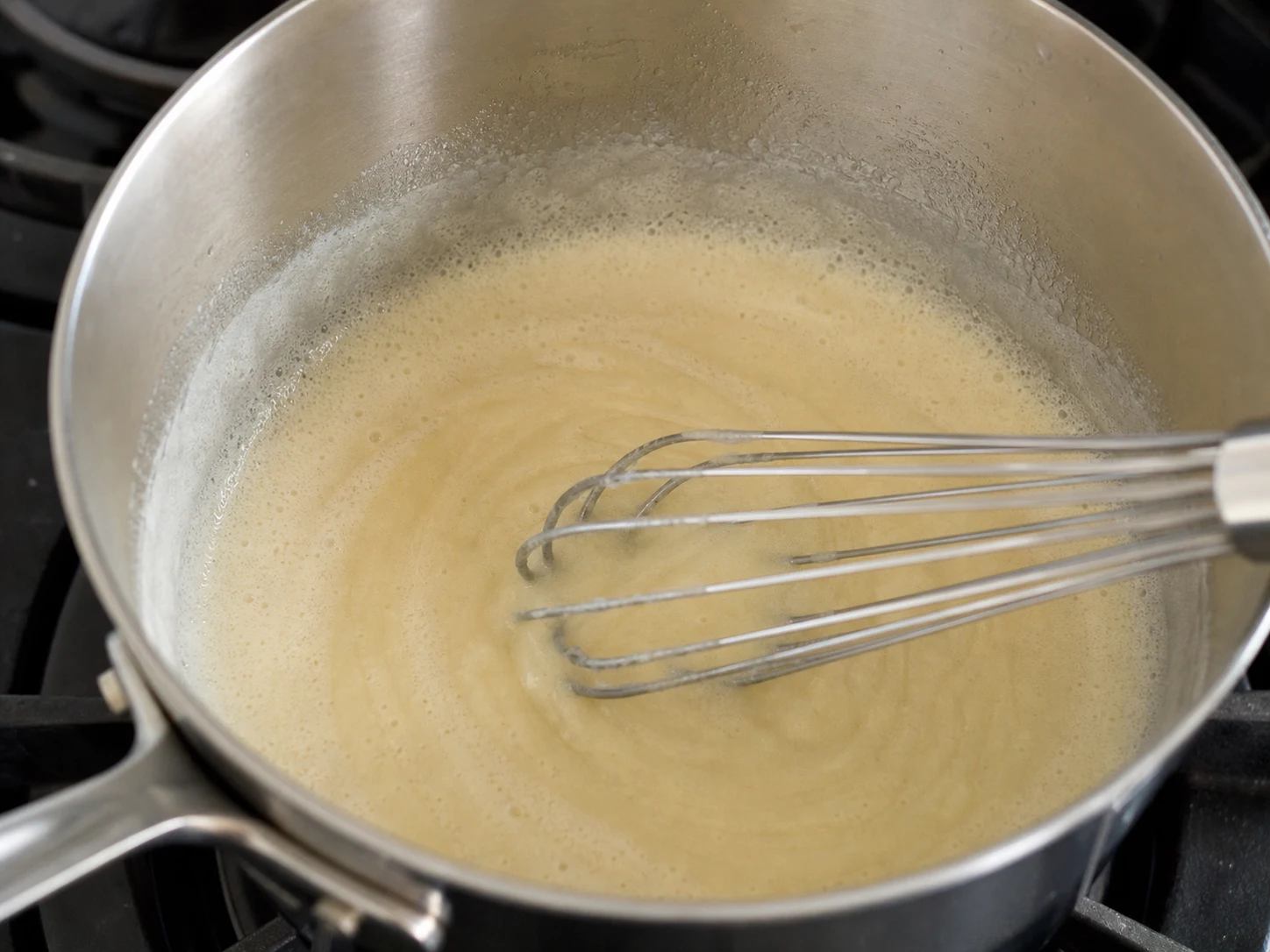 Roux pálido y espumoso de mantequilla y harina para Hünkar Beğendi turco