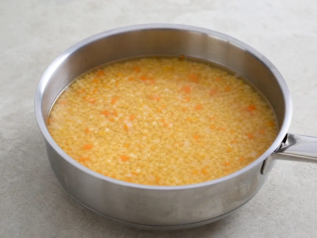 Pilaf turco de bulgur cocido, con superficie seca, orificios de vapor y granos tiernos y separados